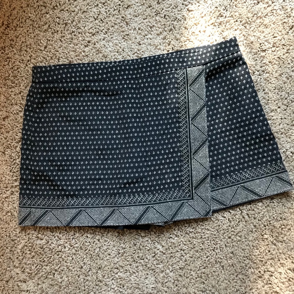 BCBG MAXAZRIA Skort. Medium